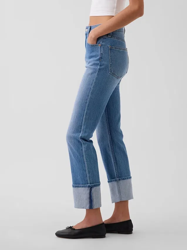 Slim-Straight-Jeans im 90er-Jahre-Stil mit hohem Bund und Umschlag