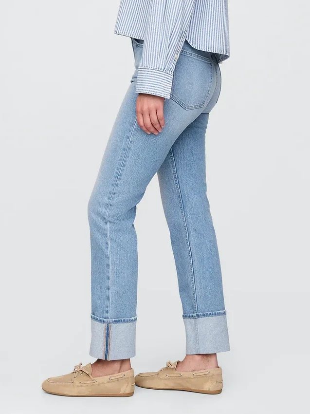 Slim-Straight-Jeans im 90er-Jahre-Stil mit hohem Bund und Umschlag