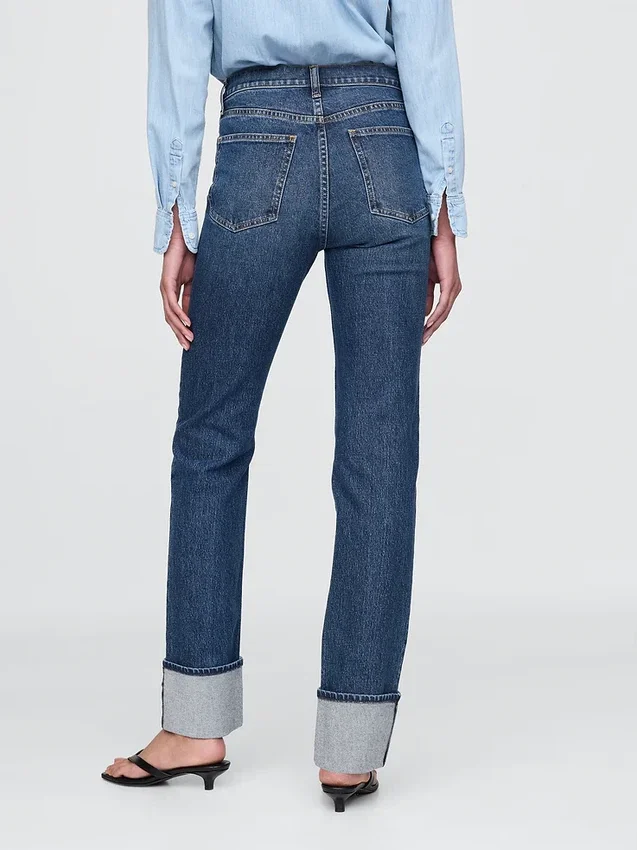 Slim-Straight-Jeans im 90er-Jahre-Stil mit hohem Bund und Umschlag