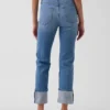 Slim-Straight-Jeans im 90er-Jahre-Stil mit hohem Bund und Umschlag