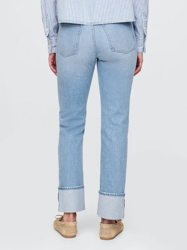 Slim-Straight-Jeans im 90er-Jahre-Stil mit hohem Bund und Umschlag