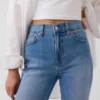 Slim-Straight-Jeans im 90er-Jahre-Stil mit hohem Bund und Umschlag