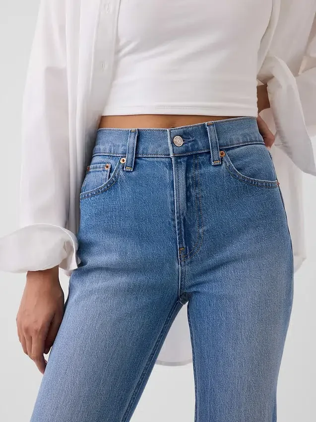 Slim-Straight-Jeans im 90er-Jahre-Stil mit hohem Bund und Umschlag