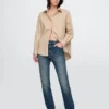 Slim-Straight-Jeans im 90er-Jahre-Stil mit hoher Leibhöhe und Gürtel