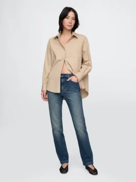 Slim-Straight-Jeans im 90er-Jahre-Stil mit hoher Leibhöhe und Gürtel
