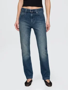 Slim-Straight-Jeans im 90er-Jahre-Stil mit hoher Leibhöhe und Gürtel