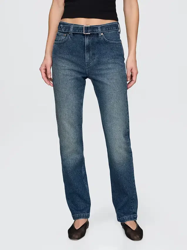 Slim-Straight-Jeans im 90er-Jahre-Stil mit hoher Leibhöhe und Gürtel