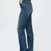 Slim-Straight-Jeans im 90er-Jahre-Stil mit hoher Leibhöhe und Gürtel
