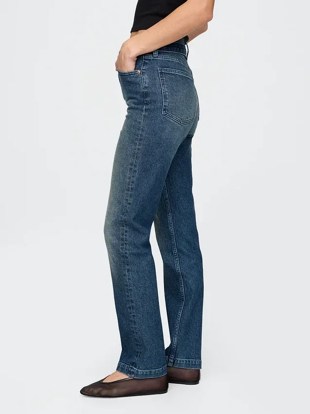 Slim-Straight-Jeans im 90er-Jahre-Stil mit hoher Leibhöhe und Gürtel
