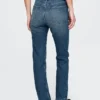 Slim-Straight-Jeans im 90er-Jahre-Stil mit hoher Leibhöhe und Gürtel