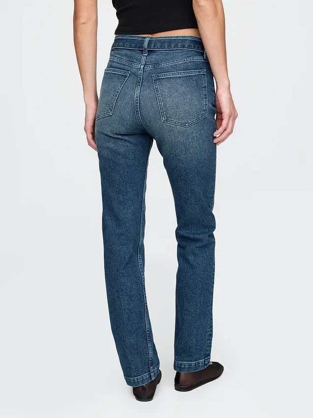 Slim-Straight-Jeans im 90er-Jahre-Stil mit hoher Leibhöhe und Gürtel