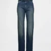 Slim-Straight-Jeans im 90er-Jahre-Stil mit hoher Leibhöhe und Gürtel