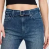 Slim-Straight-Jeans im 90er-Jahre-Stil mit hoher Leibhöhe und Gürtel