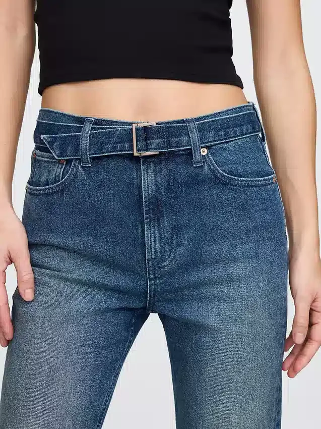 Slim-Straight-Jeans im 90er-Jahre-Stil mit hoher Leibhöhe und Gürtel