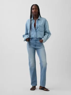 Slim-Straight-Jeans im 90er-Jahre-Stil mit hoher Leibhöhe und verdrehten Nähten
