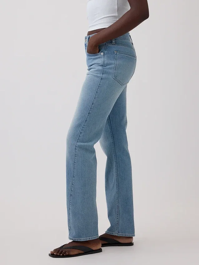 Slim-Straight-Jeans im 90er-Jahre-Stil mit hoher Leibhöhe und verdrehten Nähten