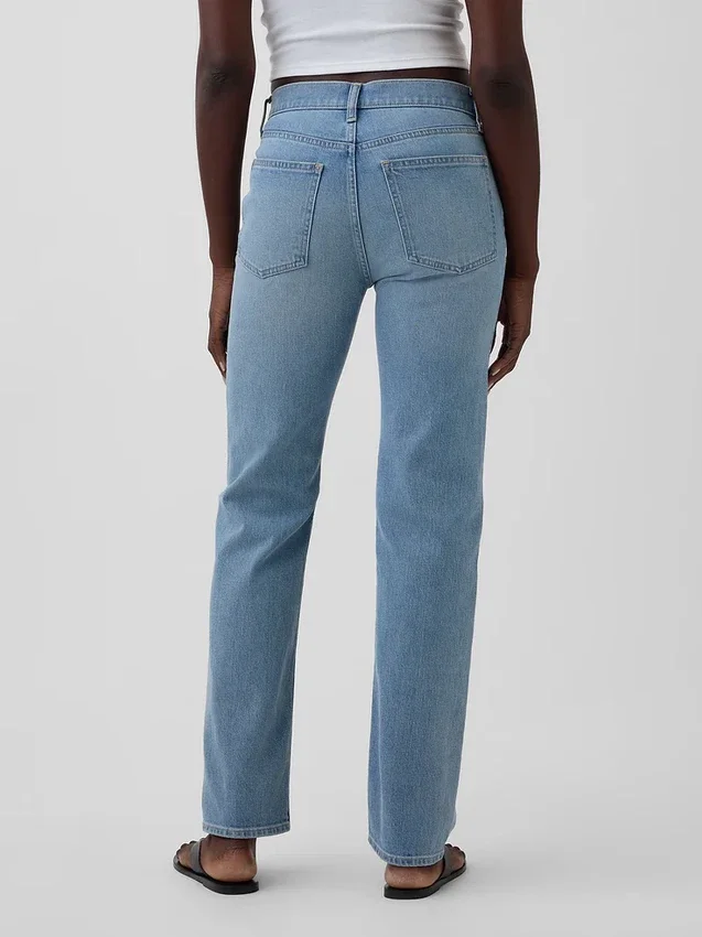 Slim-Straight-Jeans im 90er-Jahre-Stil mit hoher Leibhöhe und verdrehten Nähten