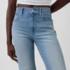 Slim-Straight-Jeans im 90er-Jahre-Stil mit hoher Leibhöhe und verdrehten Nähten