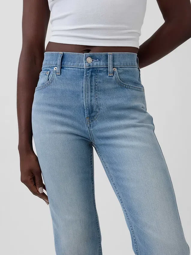 Slim-Straight-Jeans im 90er-Jahre-Stil mit hoher Leibhöhe und verdrehten Nähten