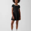 Sportliches Kinderkleid mit Flügelärmeln