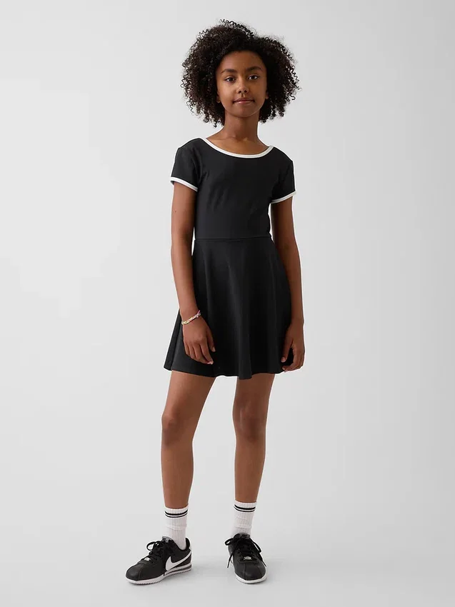 Sportliches Kinderkleid mit Flügelärmeln