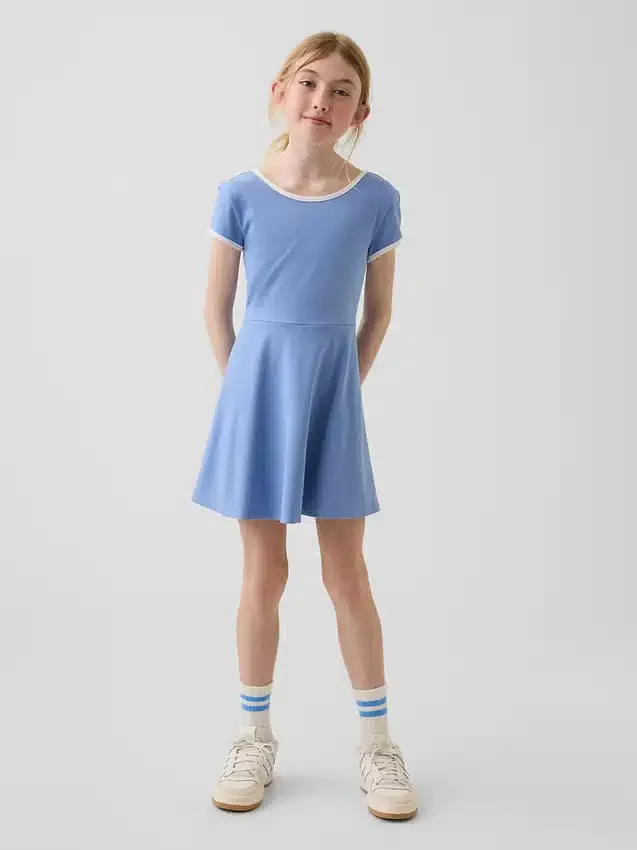 Sportliches Kinderkleid mit Flügelärmeln
