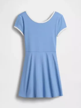 Sportliches Kinderkleid mit Flügelärmeln