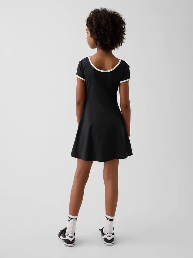 Sportliches Kinderkleid mit Flügelärmeln