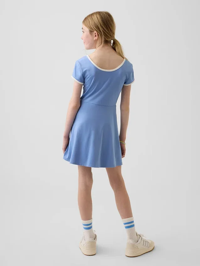 Sportliches Kinderkleid mit Flügelärmeln