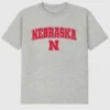T-Shirt mit dunklem „Arch Logo“ der University of Nebraska