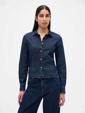 Tailliertes, kurzes Jeanshemd