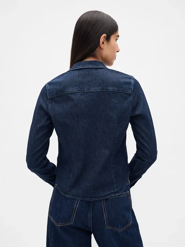 Tailliertes, kurzes Jeanshemd