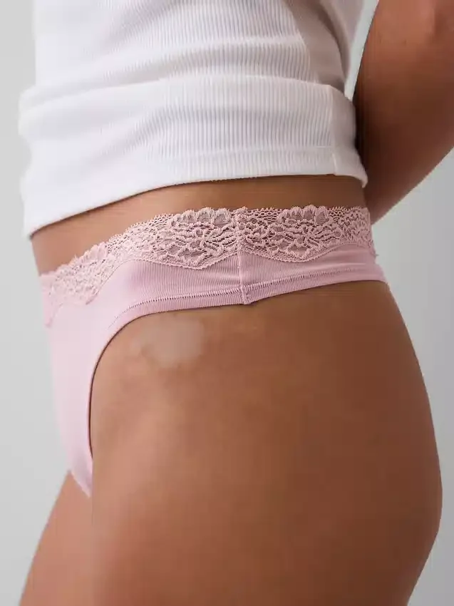 Tanga aus Bio-Stretch-Baumwolle mit Spitzenbesatz