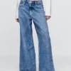 Tief sitzende, extra weite Jeans