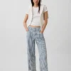 Tief sitzende, locker sitzende Crop-Jeans
