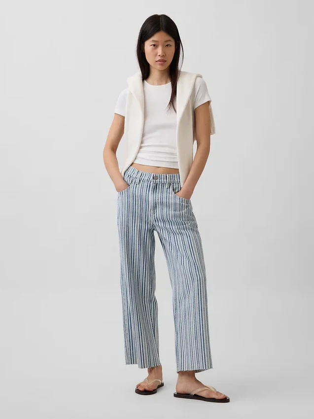 Tief sitzende, locker sitzende Crop-Jeans