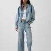 Tief sitzende, locker sitzende Crop-Jeans