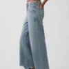 Tief sitzende, locker sitzende Crop-Jeans