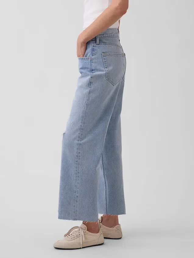 Tief sitzende, locker sitzende Crop-Jeans