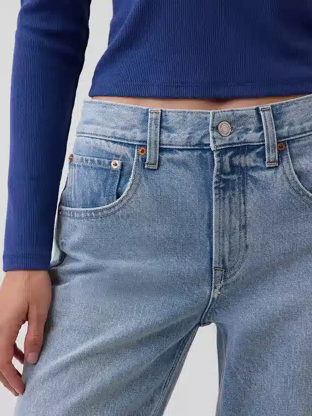 Tief sitzende, locker sitzende Crop-Jeans