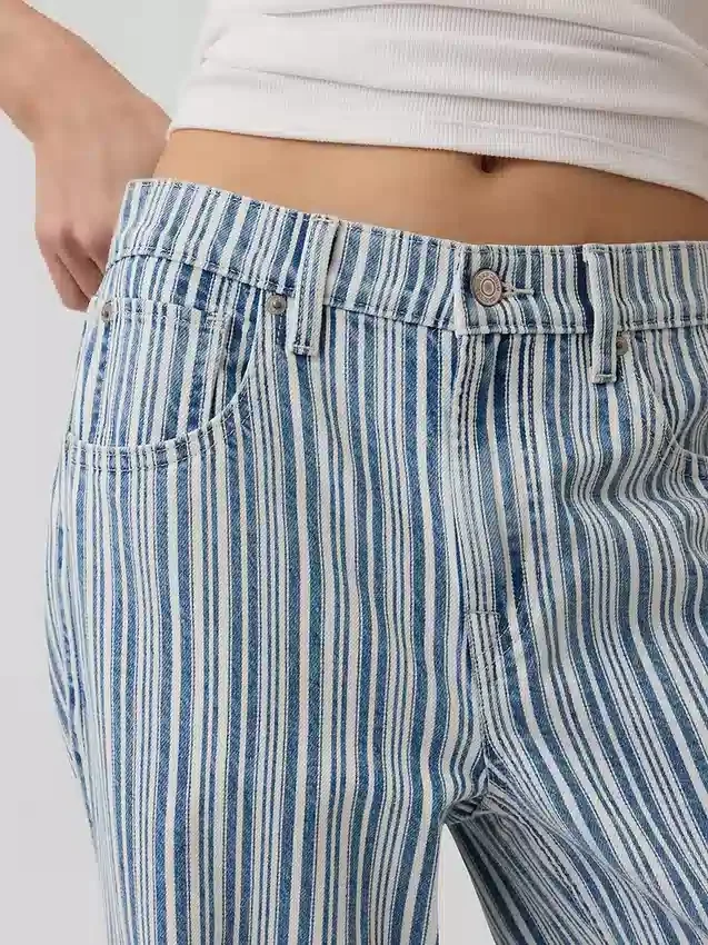 Tief sitzende, locker sitzende Crop-Jeans