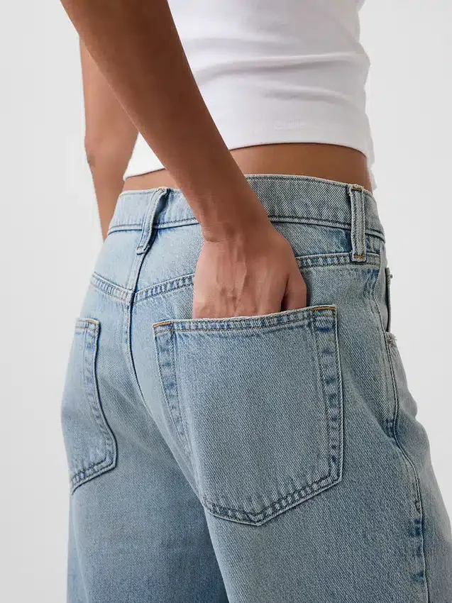 Tief sitzende, locker sitzende Crop-Jeans