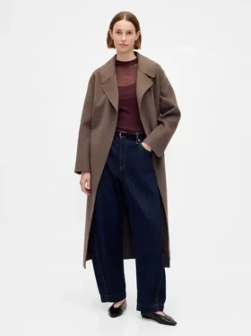Transparenter Pullover mit hohem Kragen
