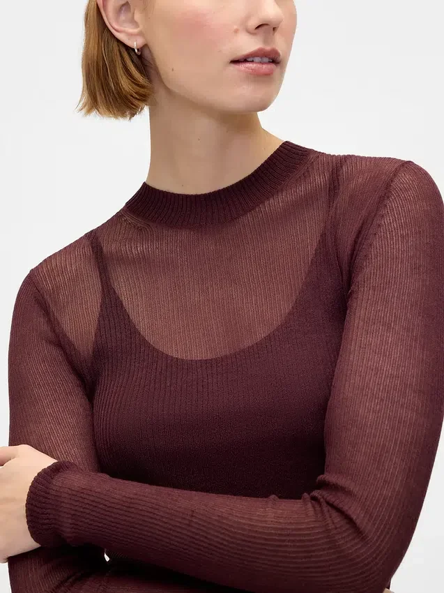 Transparenter Pullover mit hohem Kragen