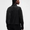 Transparentes, kurzes Hemd mit geradem Saum