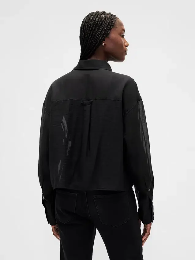 Transparentes, kurzes Hemd mit geradem Saum