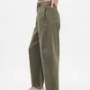 Twill-Hose mit mittlerer Leibhöhe und weitem Bein