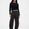 Twill-Hose mit mittlerer Leibhöhe und weitem Bein