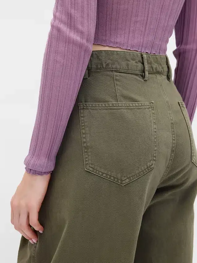 Twill-Hose mit mittlerer Leibhöhe und weitem Bein