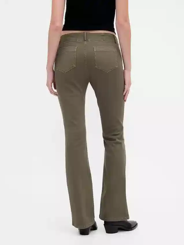 Twill-Hose mit niedriger Leibhöhe, lang und schmal geschnitten